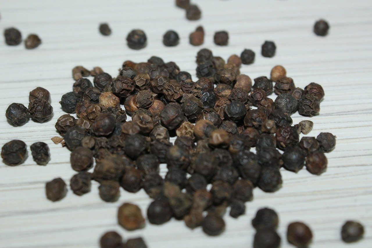 black pepper essential oil | organic | made with plant lipids
